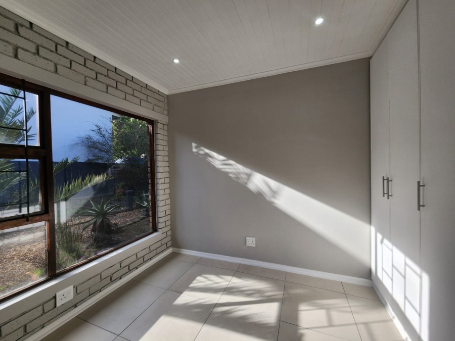 5 Bedroom Property for Sale in Loerie Park Western Cape